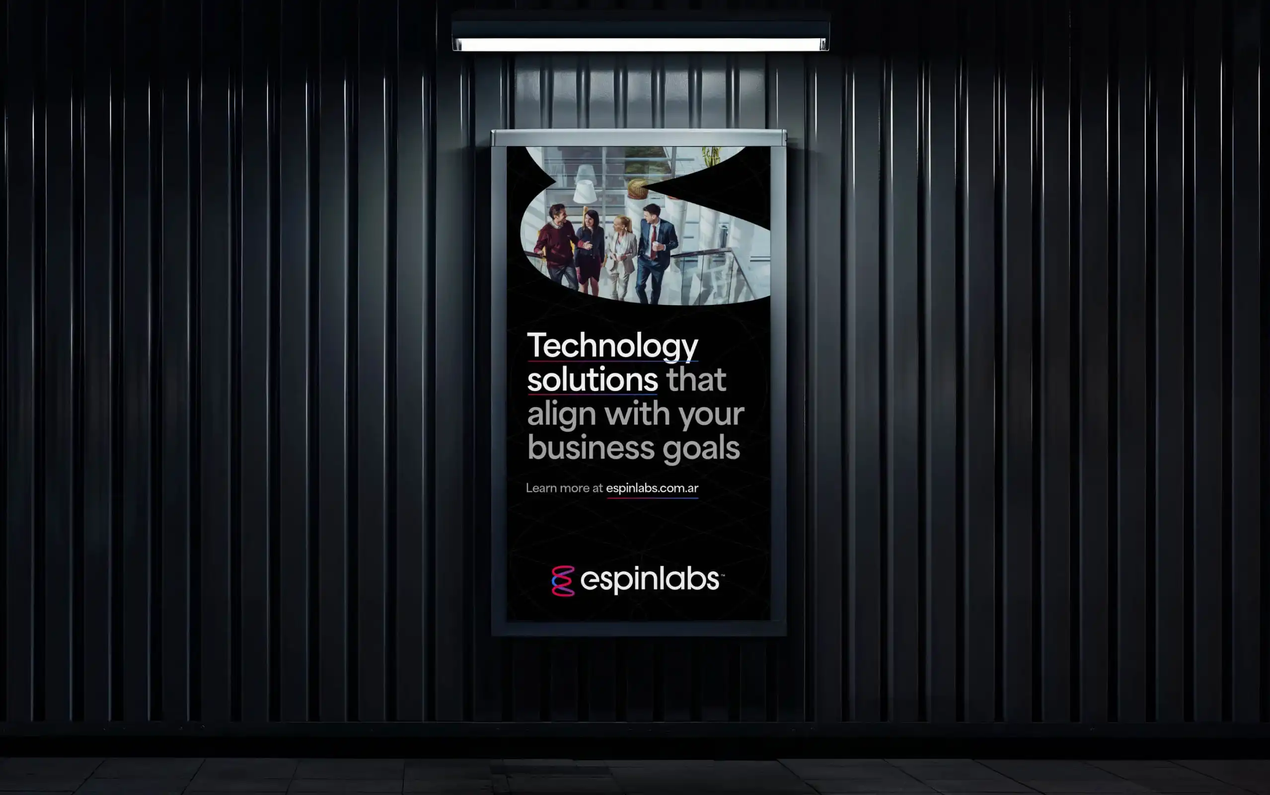 Affiche lumineuse de la campagne Espinlabs dans un intérieur sombre