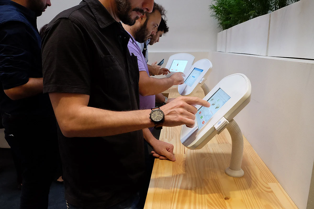 Intérieur du restaurant automatisé Fōster Nutrition avec des écrans de commande en libre-service