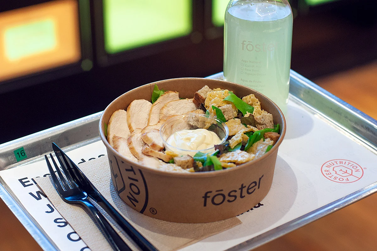 Repas Fōster Nutrition servi dans un emballage aux couleurs de la marque