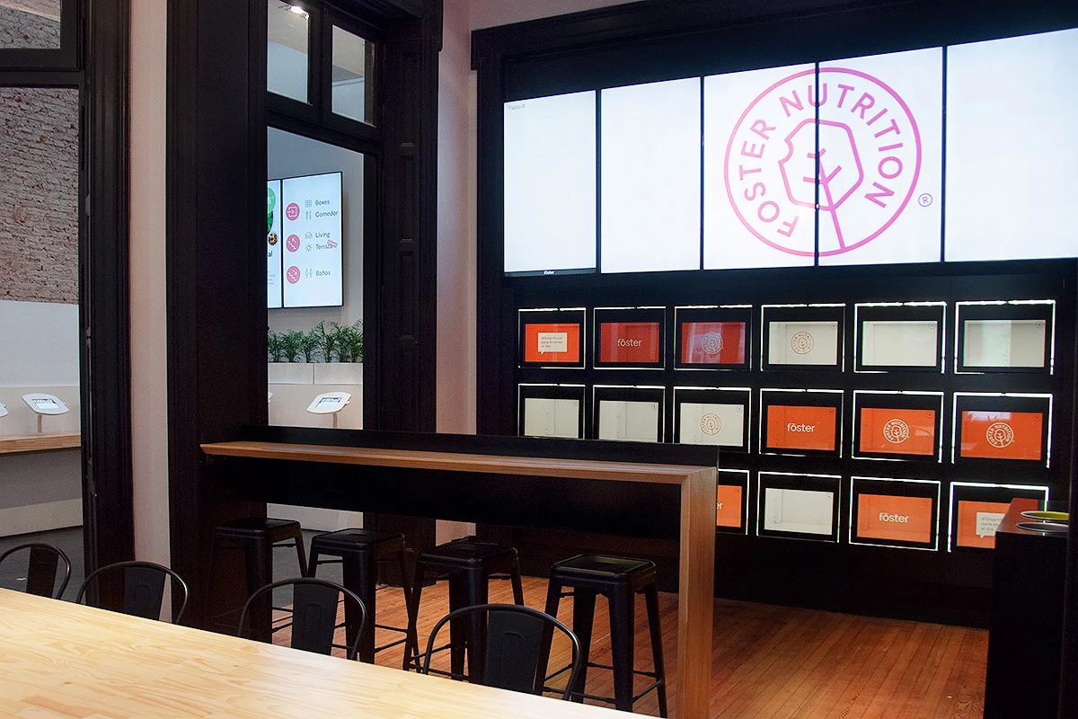 Intérieur du restaurant Fōster Nutrition avec des casiers automatisés de retrait