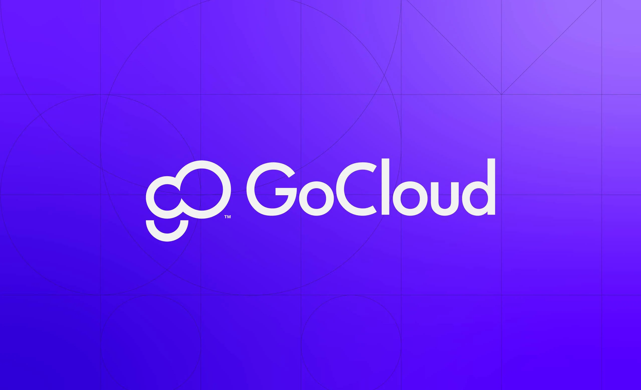 Logotype GoCloud sur fond violet avec des motifs géométriques
