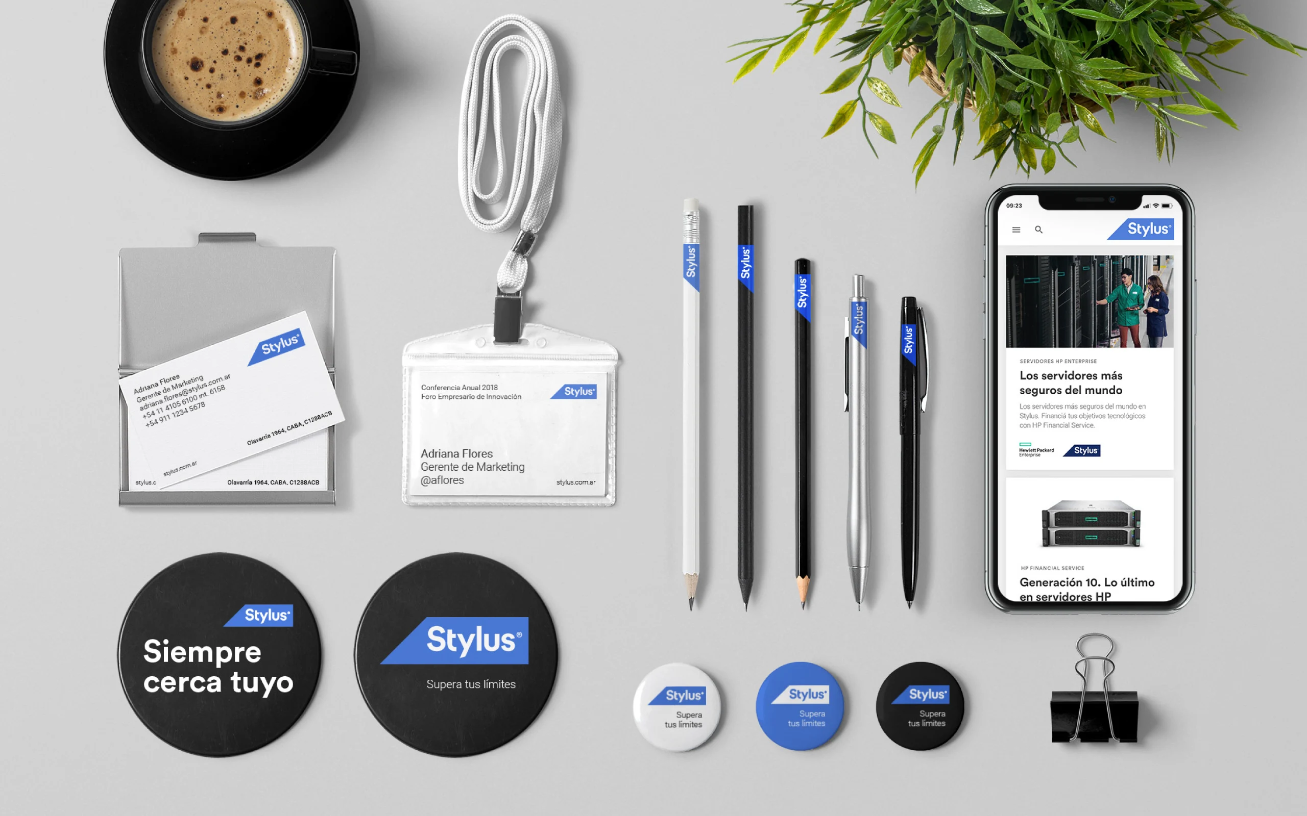 Déclinaisons de marque Stylus sur des supports de papeterie, des cordons porte-badge et des écrans mobiles
