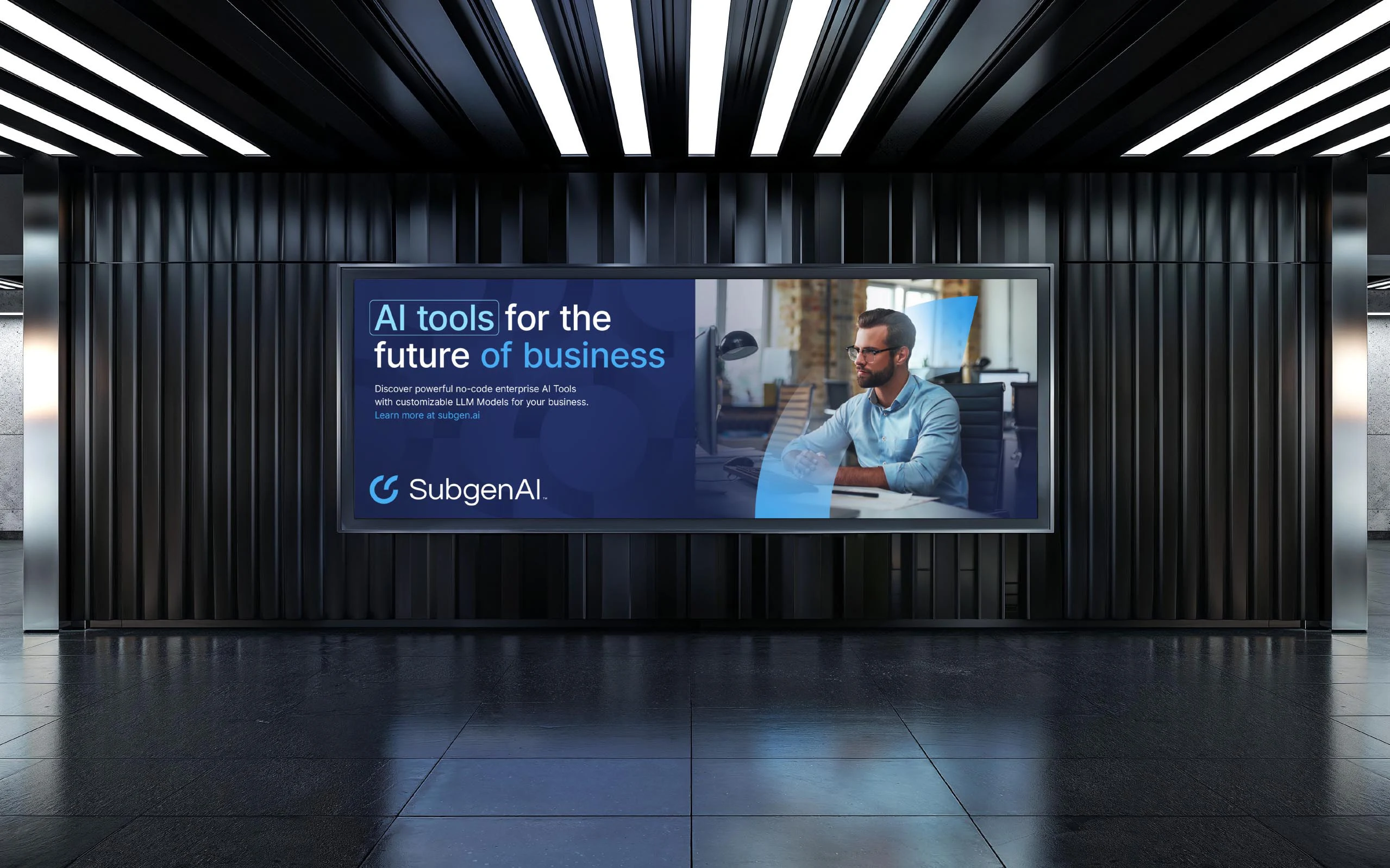 Pantalla iluminada de campaña de SubgenAI en un interior oscuro