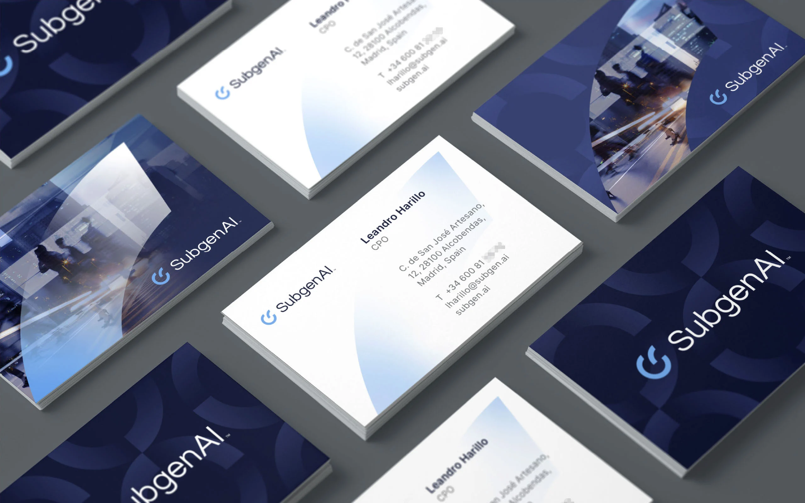 Cartes de visite SubgenAI utilisant la nouvelle identité visuelle